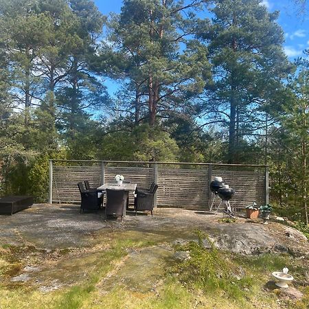 Villa Charmigt Hus Pa Vindoe Stockholm Exterior foto