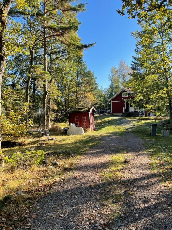 Villa Charmigt Hus Pa Vindoe Stockholm Exterior foto